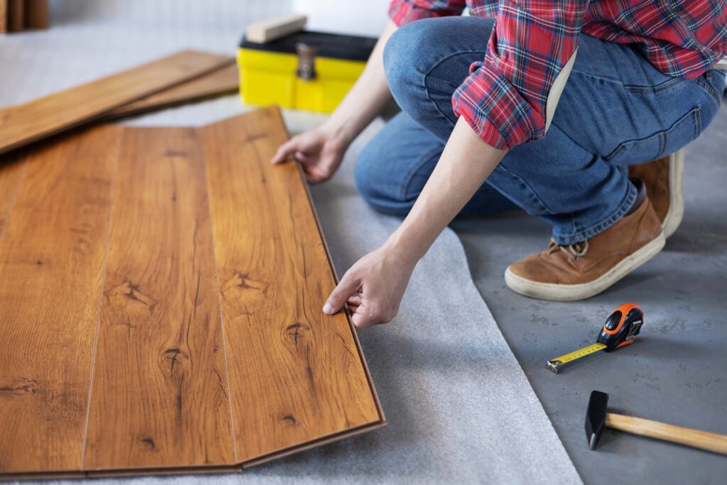 man-worker-installing-laminate-flooring-wooden-la-U2CNMT3-min.jpeg